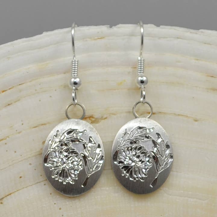 Boucles d'oreilles ovales en étain avec fleur du mois de novembre pour la vente par Nobska Craftsmen