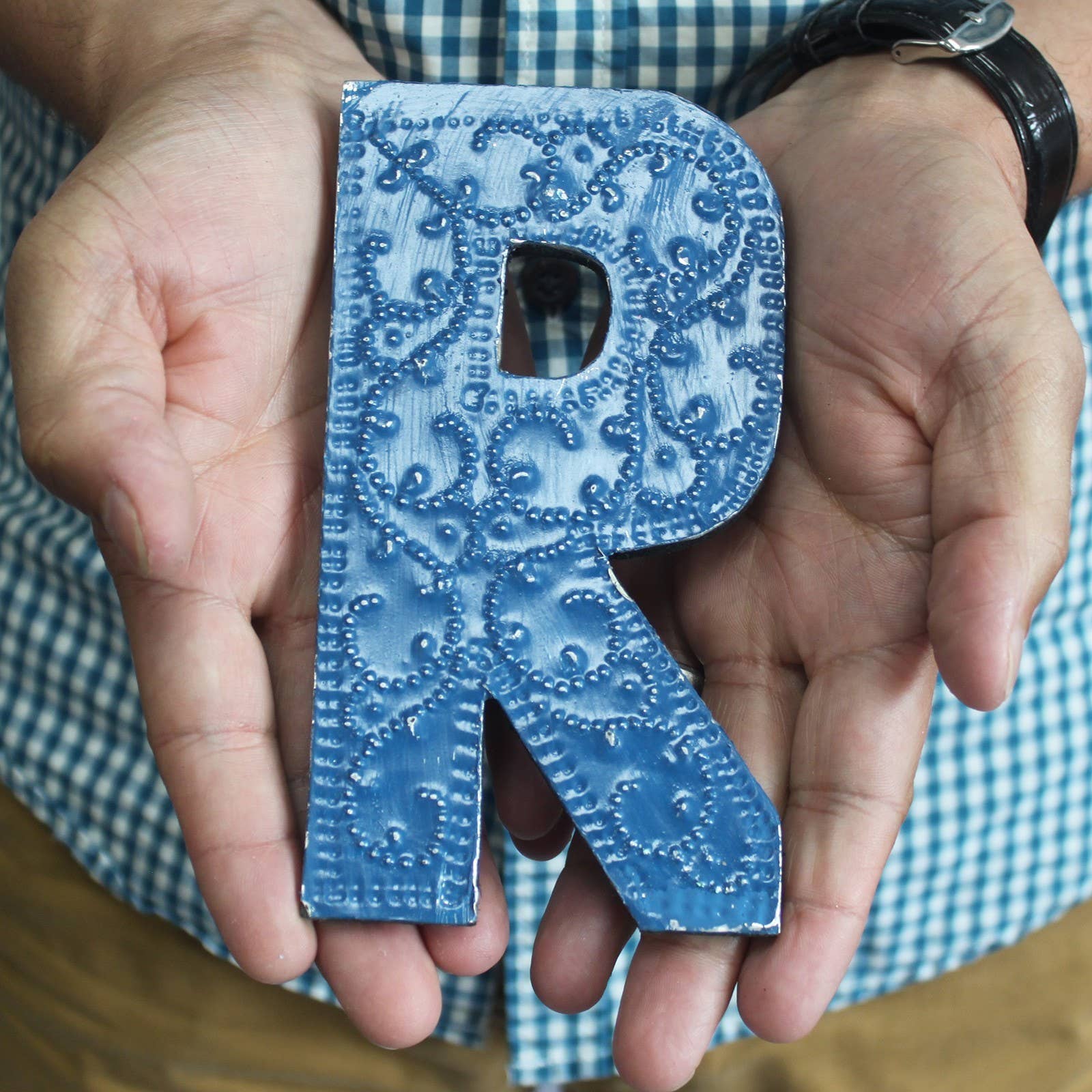 AWGifts Europe - Wholesale Decorative Tabletop Object - Letter "Q" - Assorted Colours - 15cm0