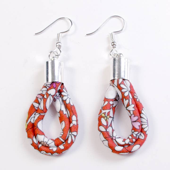 Liberty Print Hoop Drop Øreringe - Hot House Blooms for engroshandel hos Bunny Bosworth