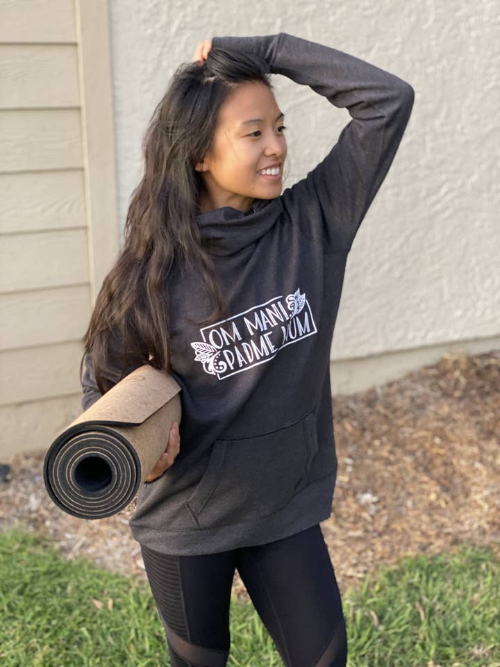 Sudadera Mantra Yoga Om Mani Padme Hum para venta al por mayor de Violet Lotus