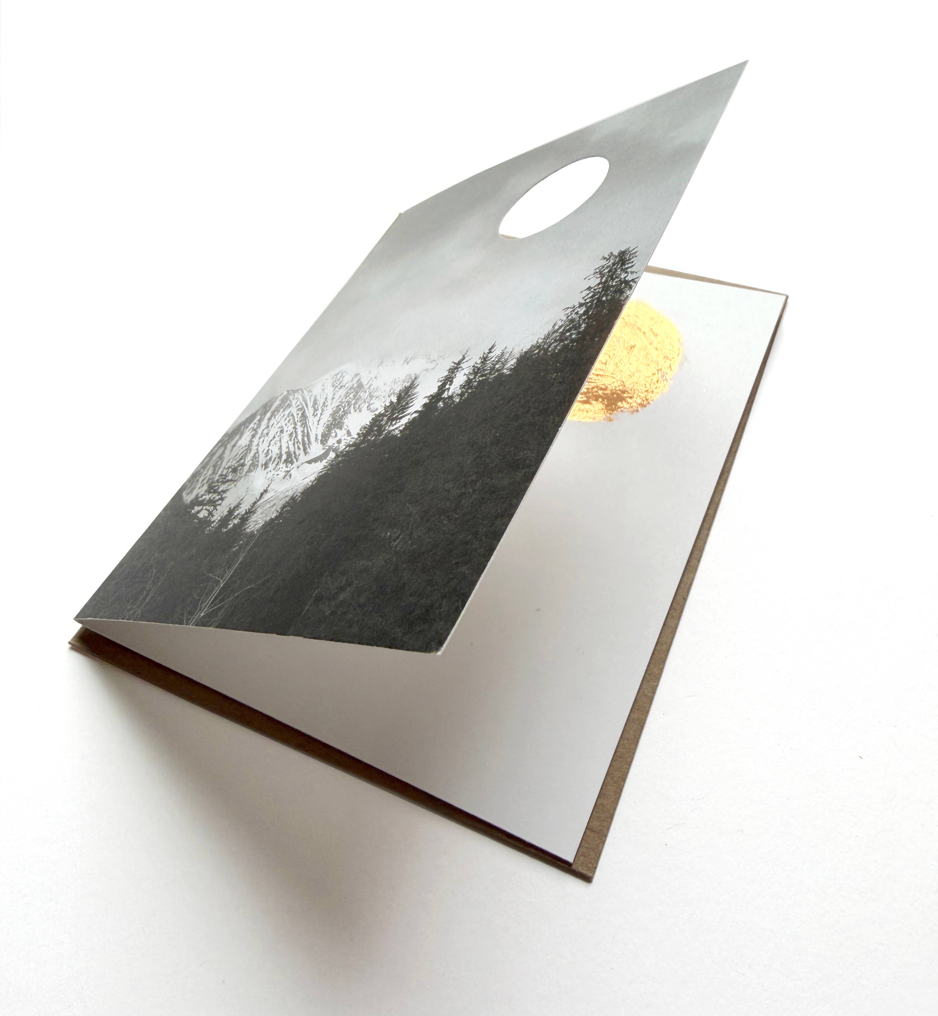 Little Lark - Vente Cartes de vœux saisonnières - Carte de vacances d'hiver à la montagne avec soleil en feuille d'or1