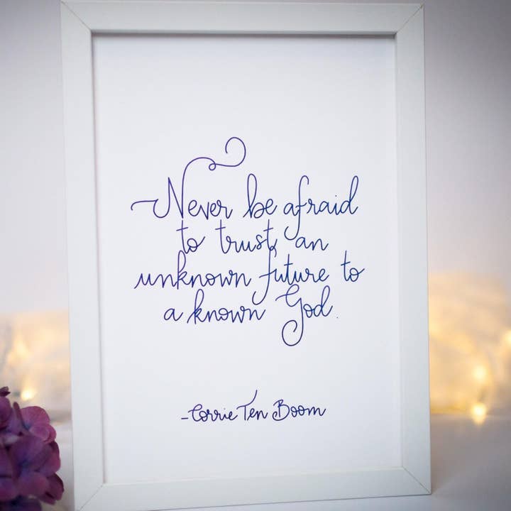 And Hope Designs - Wholesale Kunstprint - A4 Corrie Ten Boom Christian Quote Print in marineblauw