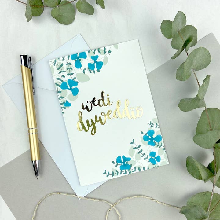 Engagement card 'Wedi dyweddïo' gold foil for wholesale by Draenog