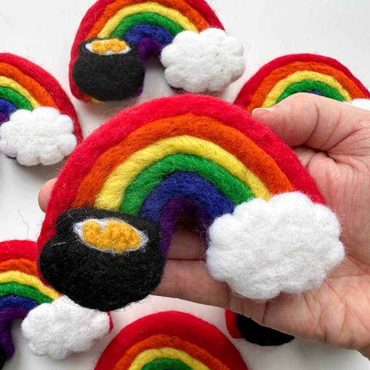 Un pot arc-en-ciel doré pour la Saint-Patrick pour la vente par Sewing Seeds Play
