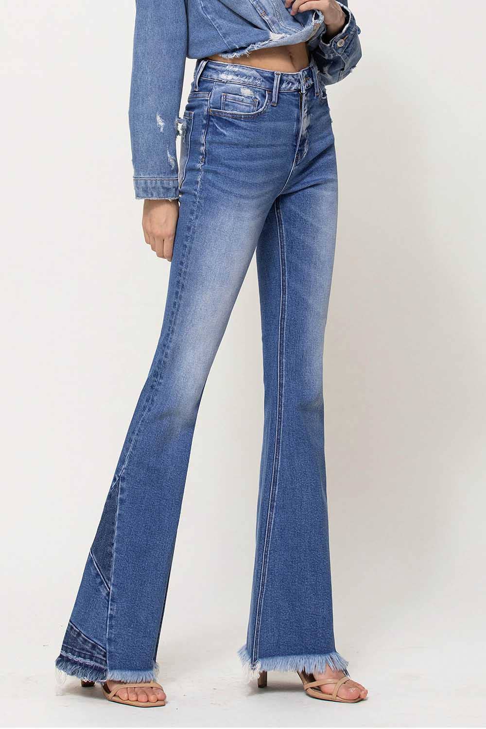 PATCHE MICH SUPER FLARE-JEANS MIT HOHER TAILLE UND AUSGEFRANSTEM SAUM AN DEN SEITEN V2424N für den Großhandel auf Faire11