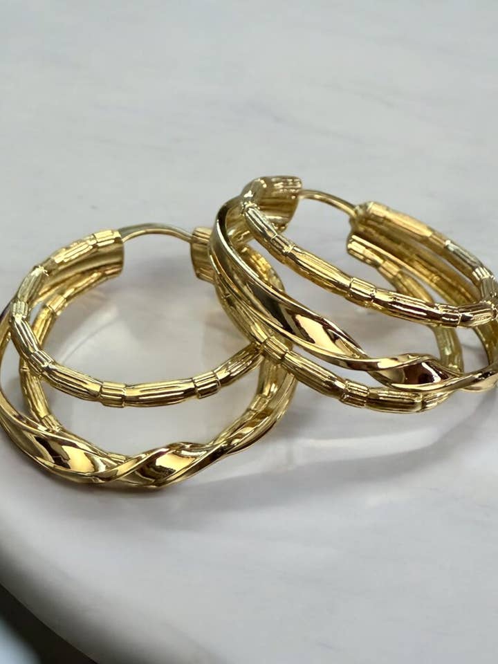 Brincos de Argola Tripla com Corte de Diamante Banhados a Ouro 14k por atacado de Divina Jewelry & Accessories LLC