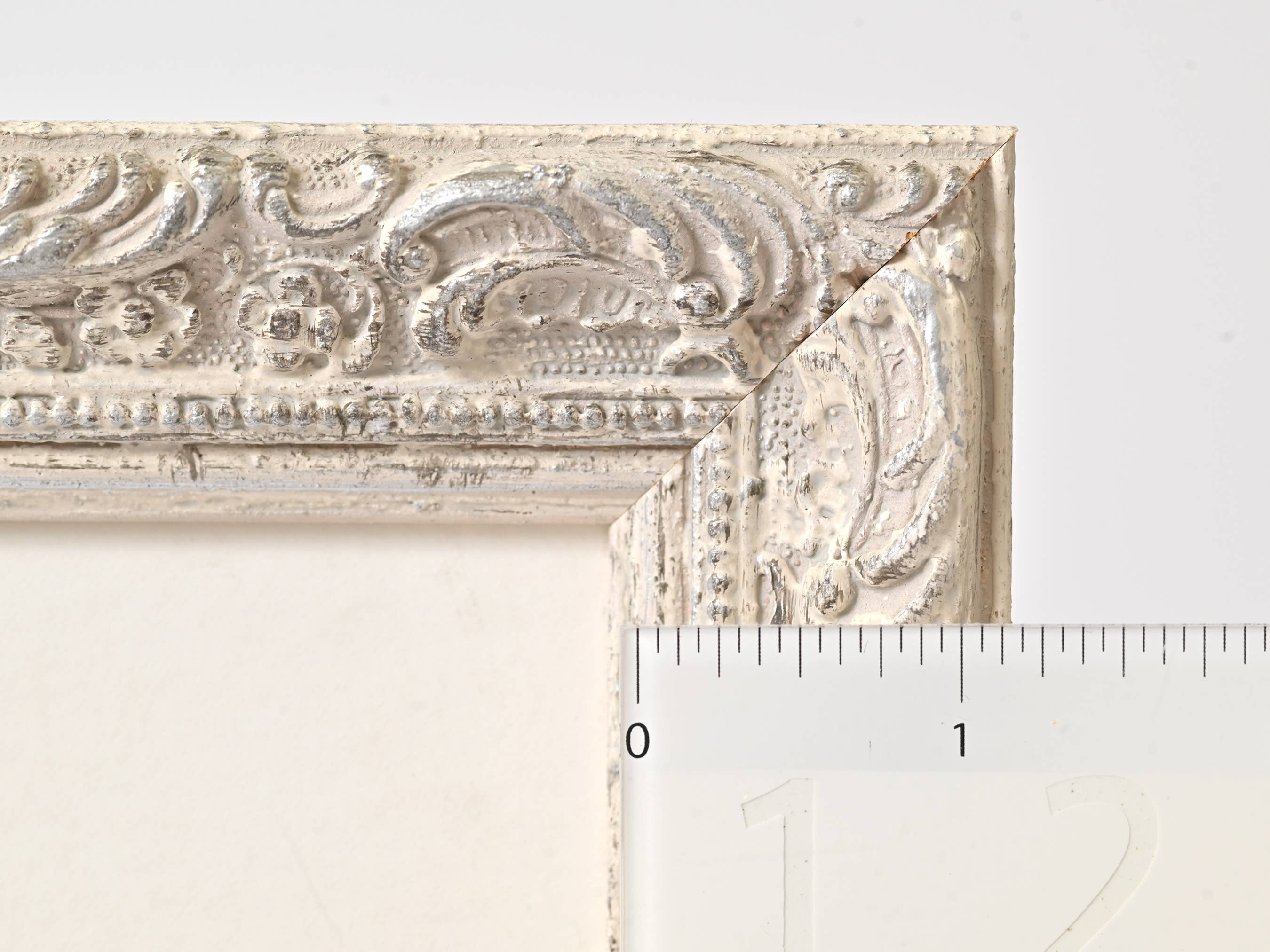 Riveros Frames - Vente Cadres photos - Profil orné peint en blanc avec finition rustique - 1863WH9