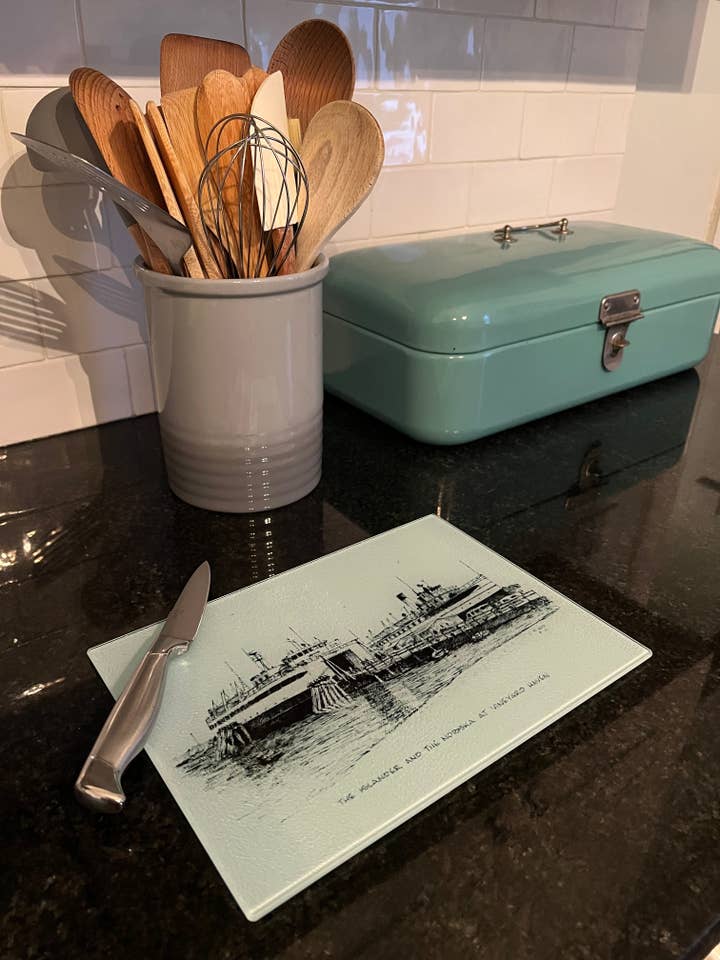 planche à découper en verre pour la vente par Heritage Landmarks