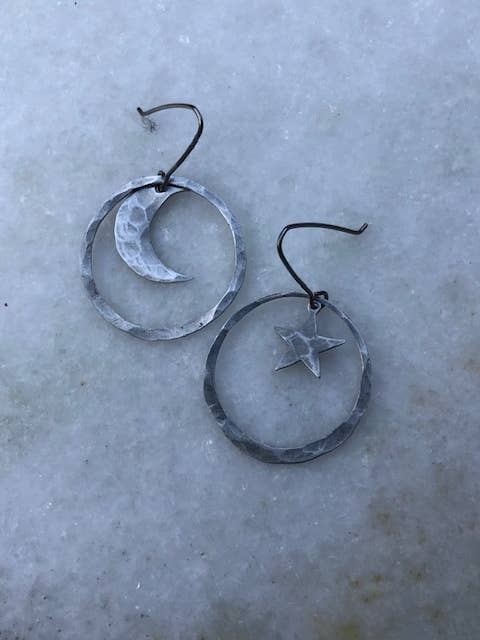 Orecchini Moon and Star Orbit per la vendita all'ingrosso da parte di Weaving Winds