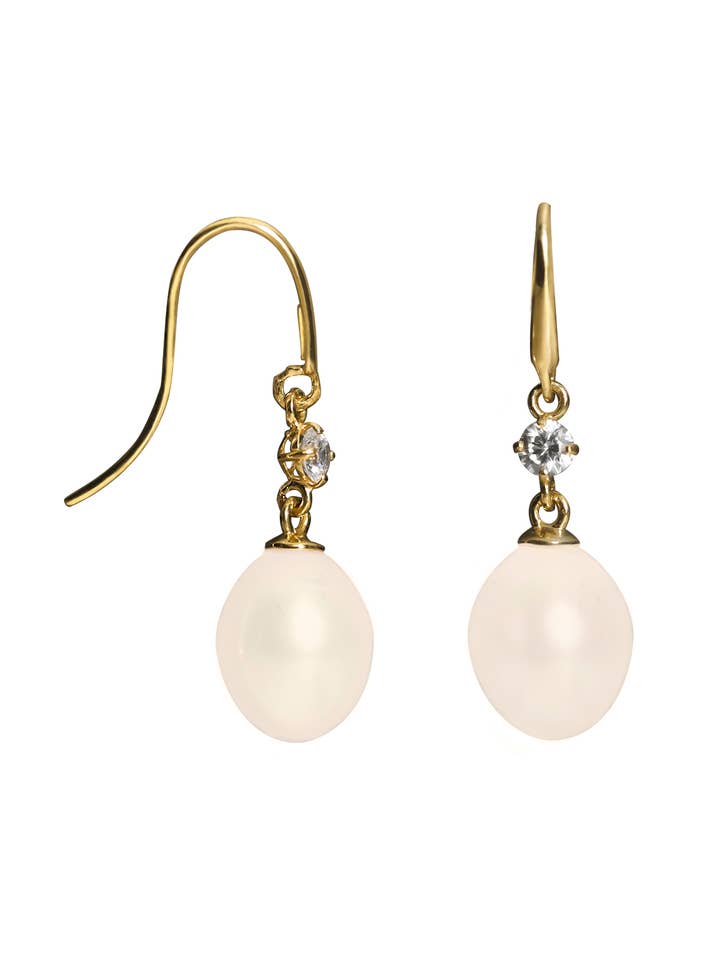 Pendientes de circonita cúbica de perlas de agua dulce de oro amarillo de 9 quilates para venta al por mayor de The Fine Collective