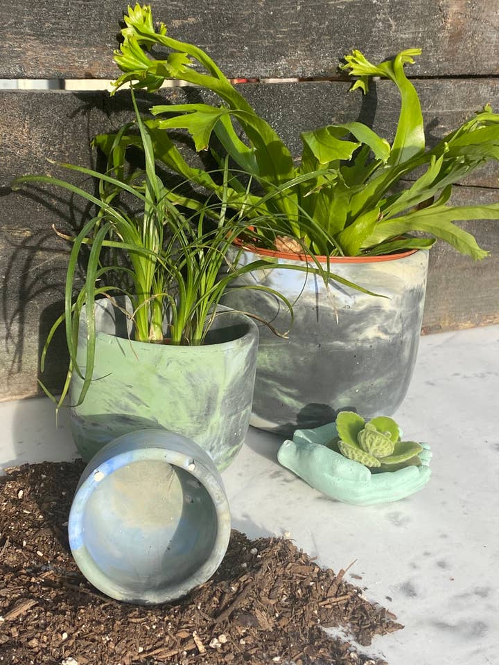 Trio av marmorerade runda betongkrukor för wholesale av Made By Rheal