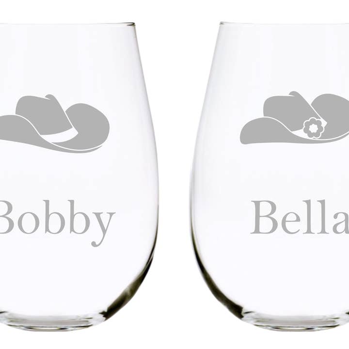 Ensemble de deux chapeaux de cowboy et de cowgirl avec noms sans pied, à vous de choisir votre police. 17 oz. Cristal sans plomb pour la vente par C&M Personal Gifts