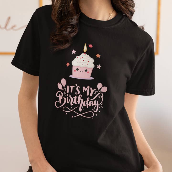 T-shirt d'anniversaire pour femme avec cupcake rose, tenue mignonne pour fille d'anniversaire, t-shirt de célébration, idée cadeau pour fête. pour la vente par Happythings76
