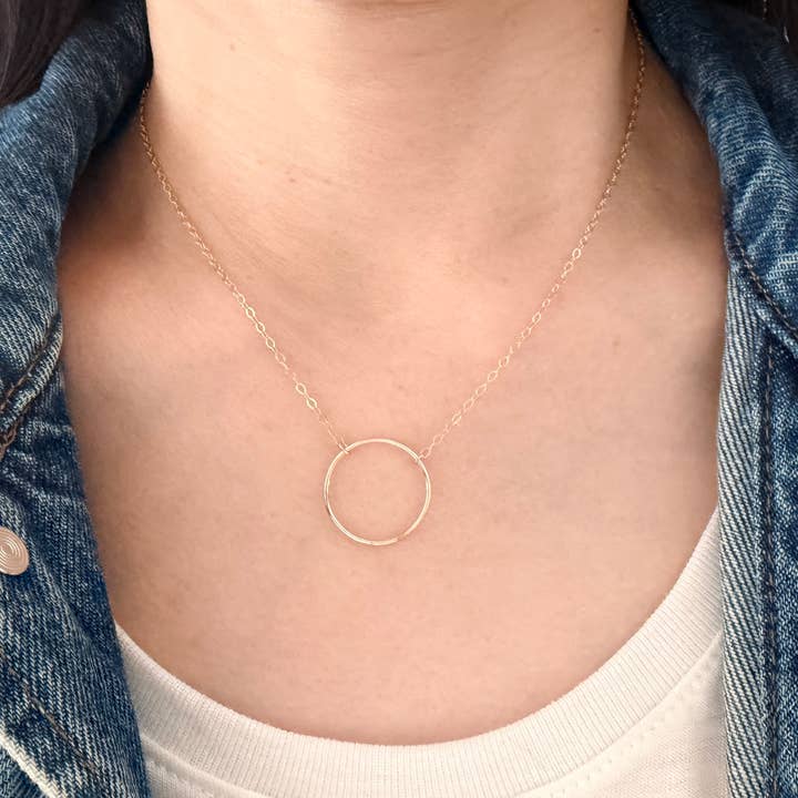 Collier Cercle Éternité en Or Rempli ou Argent Sterling pour la vente par Jennifer Shon Jewelry