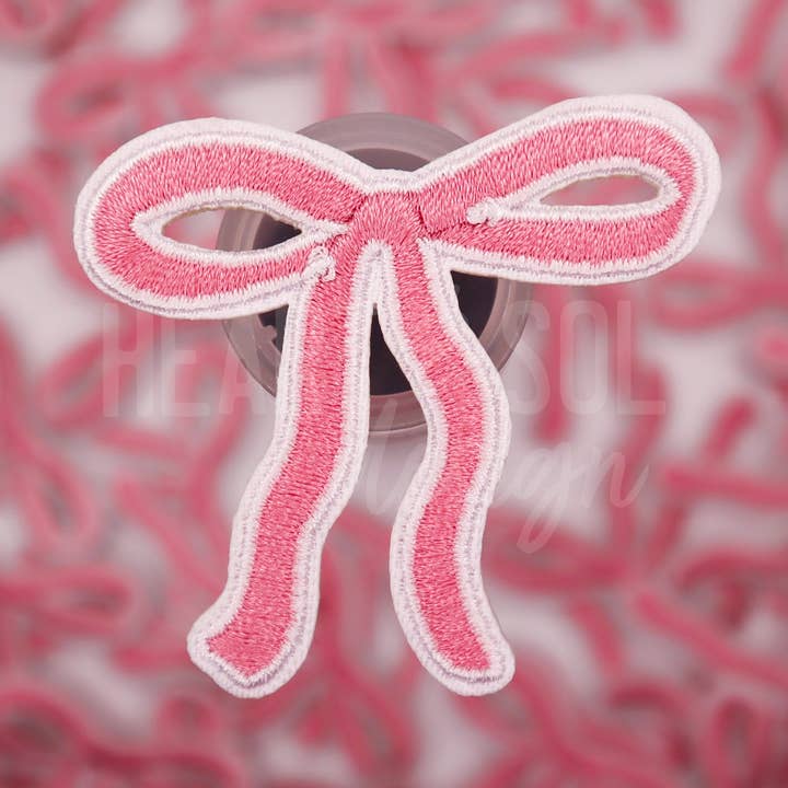 Toppa a forma di fiocco da stirare Coquette Vibe per la vendita all'ingrosso da parte di Heart & Sol Design