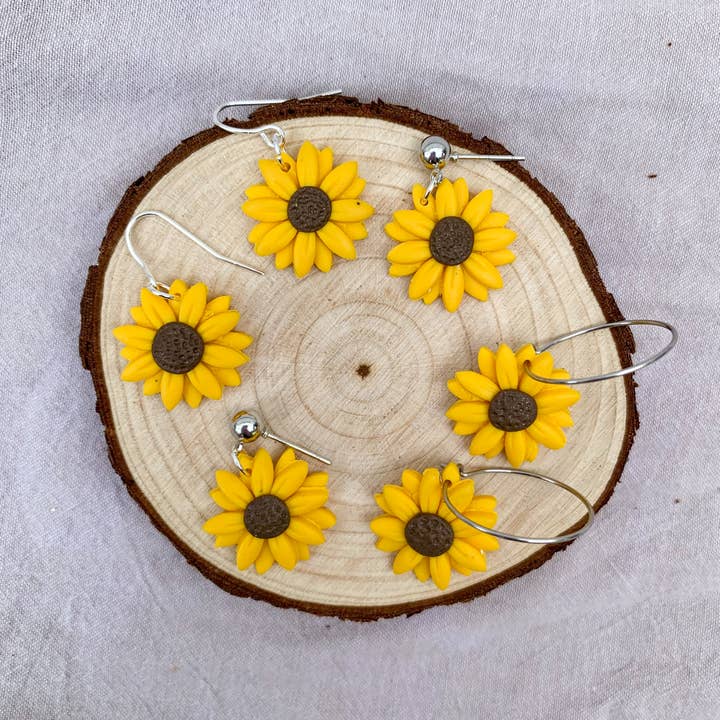 Zonnebloem oorbellen van polymeer voor wholesale door thehappyfirefly