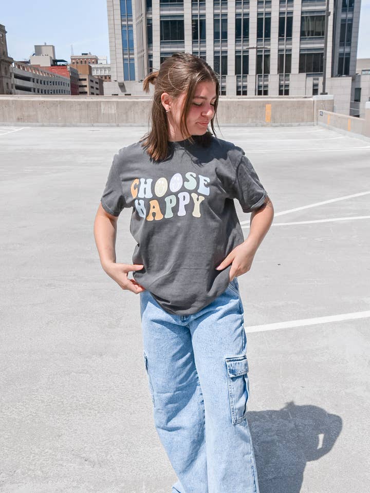 Vælg Glad Tee for engroshandel hos Talia Rae Clothing LLC