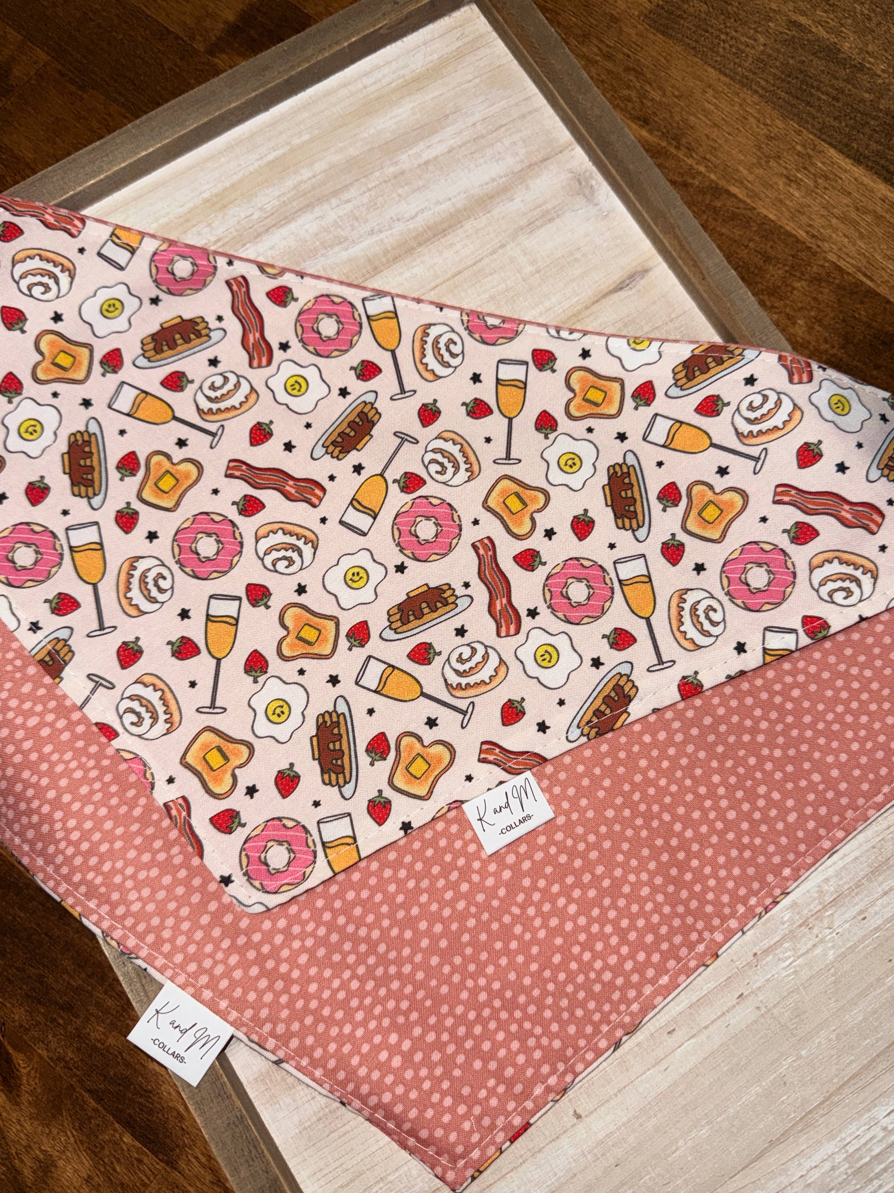 K and M Collars – wholesale Bandana - Hund – Rosa Brunch Vändbar Hundhalsduk, Bacon, Mimosas, Toast1