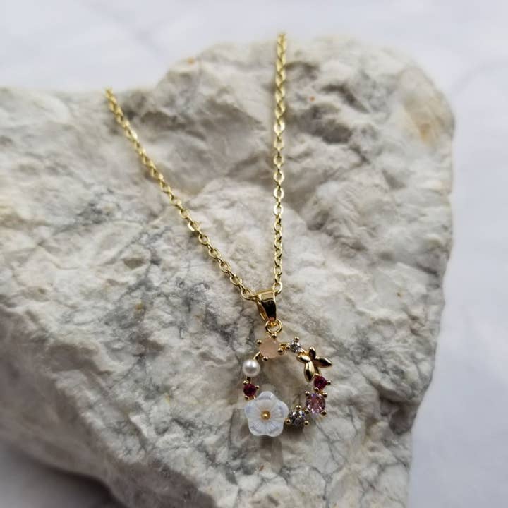 Collier en forme de couronne de fleurs en cristal et coquillage pour la vente par The Pretty Jewellery