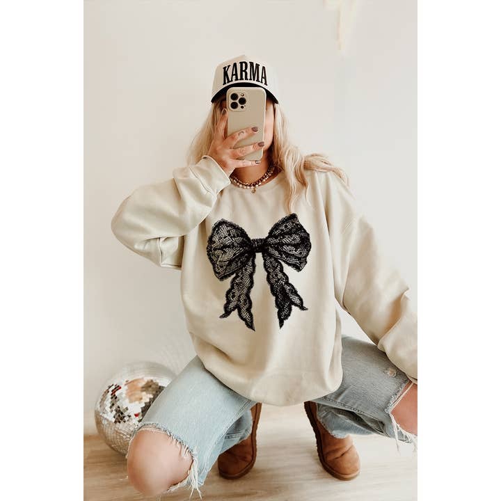 Illustrated Society - Vendita all'ingrosso Felpa stampata - Donna - FELPE CON GRAFICA VINTAGE CON FIOCCO IN PIZZO