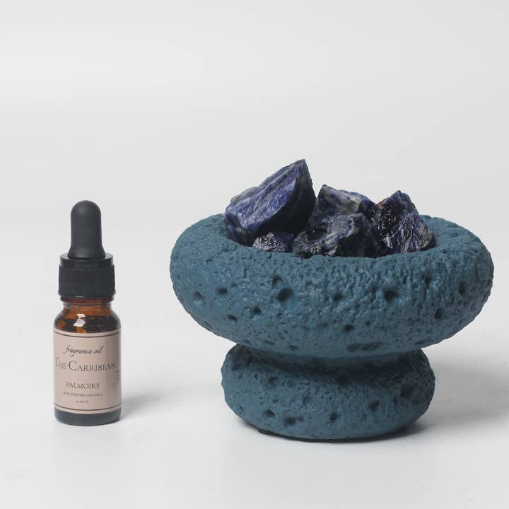 Diffuseur d'aromathérapie Blue Moon avec pierre de sodalite bleue (océan, lys, rose) pour la vente par Palmoire Home Fragrance