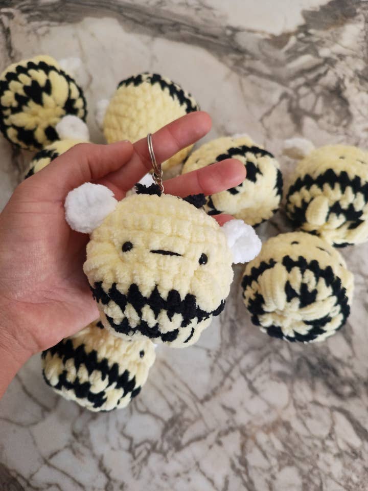 Llavero de Abeja de Terciopelo Hecho a Mano – Encantador y Suave Adorno para venta al por mayor de KLABELGIFT