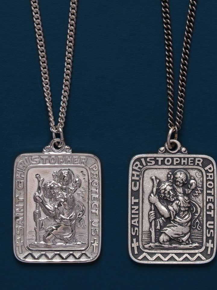 Grand collier rectangulaire en forme de médaille Saint-Christophe pour homme pour la vente par We Are All Smith