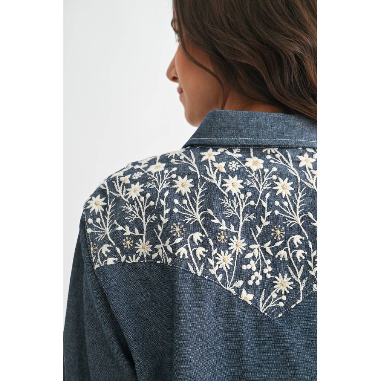 CHAMBRAY FONCÉ CHEMISE EN JEAN BRODÉE À MANCHES LONGUES AVEC BOUTONS en vente sur Faire7