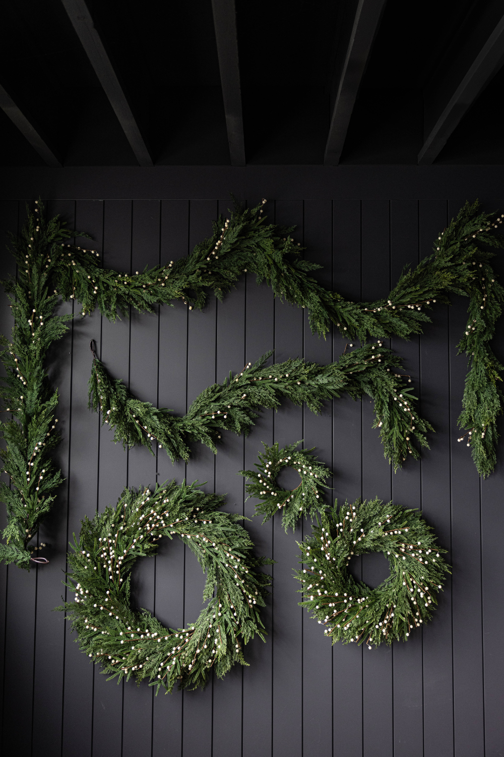 Luxe B Co - Vendita all'ingrosso Bandierine/Ghirlande - Ghirlanda Real Touch di Cipresso di Norfolk con Bacche di Prugna Bianca - 6 Piedi4