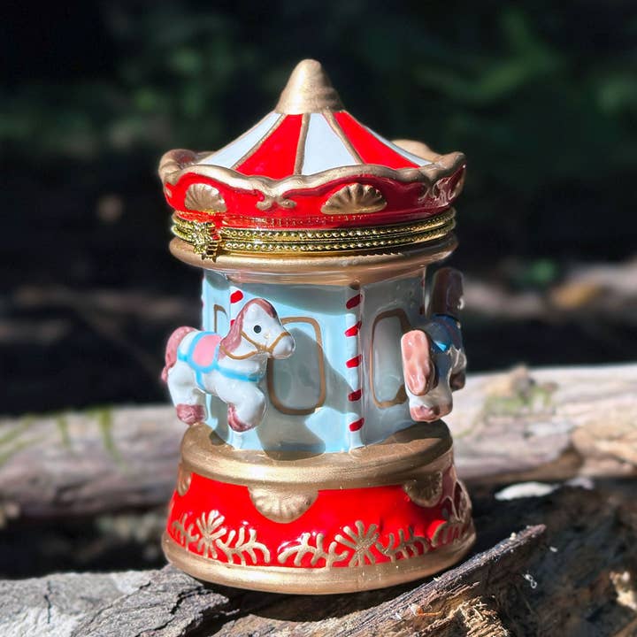 Boîte à bibelots peinte à la main en forme de carrousel pour la vente par 3PercentMarket