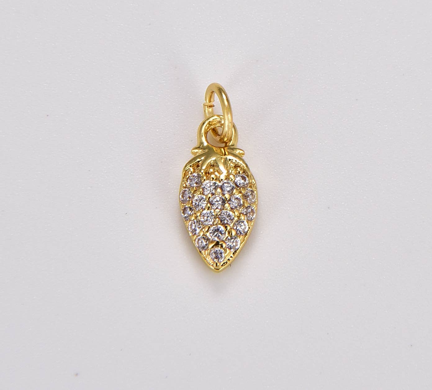 Beads Creation - Vente Breloques/médailles personnalisées - Pendentif à breloques en forme de fraise rempli d'or CZ Micro Pave CP1335