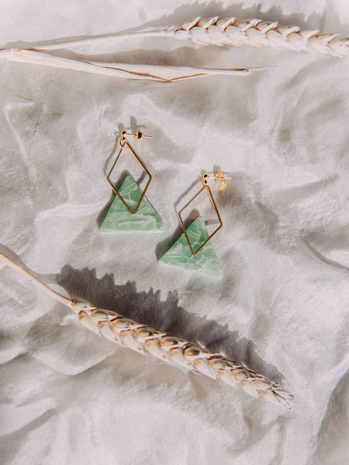 Orecchini in argilla polimerica finto vetro marino per la vendita all'ingrosso da parte di Millburn Place