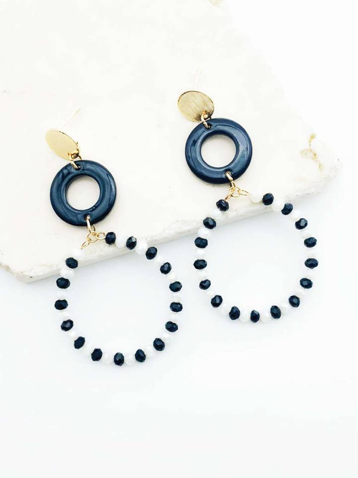 Orecchini ad anello con perline bianche e nere per la vendita all'ingrosso da parte di Été Rose