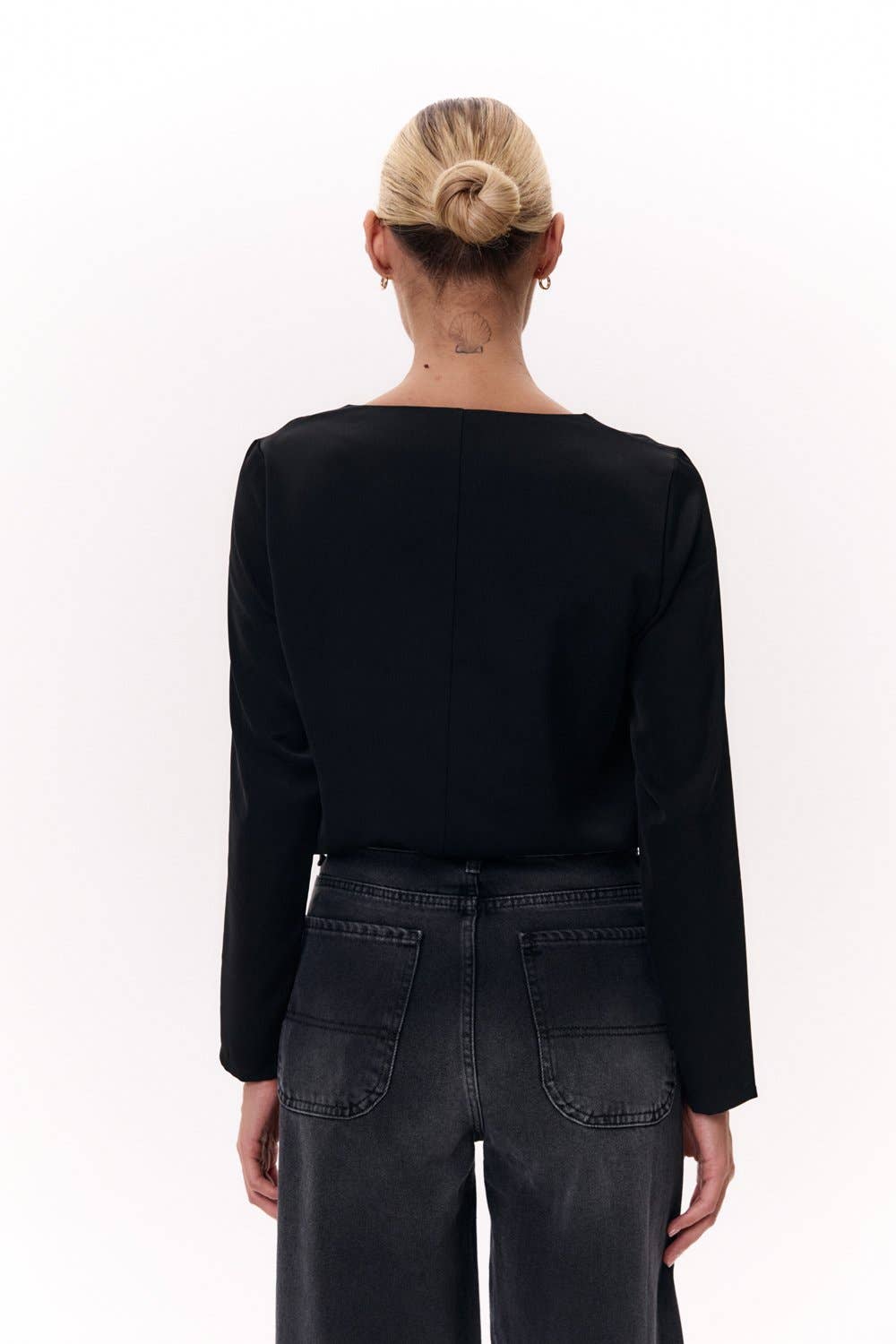 Azuri Fashion Group – Blusa - Mulher por atacado – Blusa preta de cetim amassado com detalhe em renda2