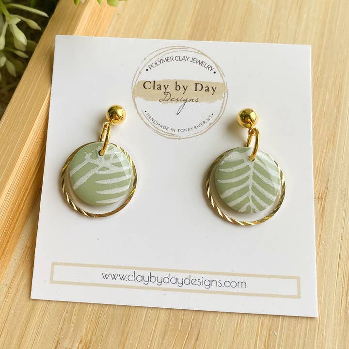 Clay by Day Designs - Vente Boucles d'oreilles pendantes - Petites boucles d'oreilles pendantes en forme de feuille de palmier. Argile polymère0