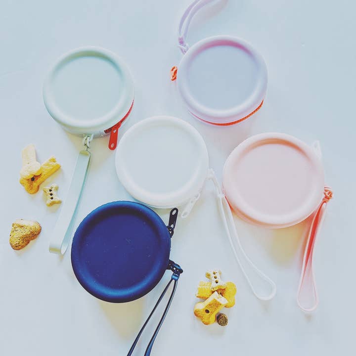 Walking Paws Boutique - Wholesale Pet Treat Pouch - Cat/Dog - Small silicone waterproof dog treat pouch, attach to leash