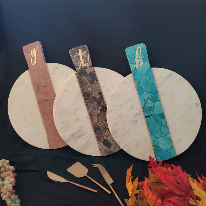 Planche à charcuterie en marbre et lapis-lazuli avec incrustation en laiton pour la vente par Gibb & Daan