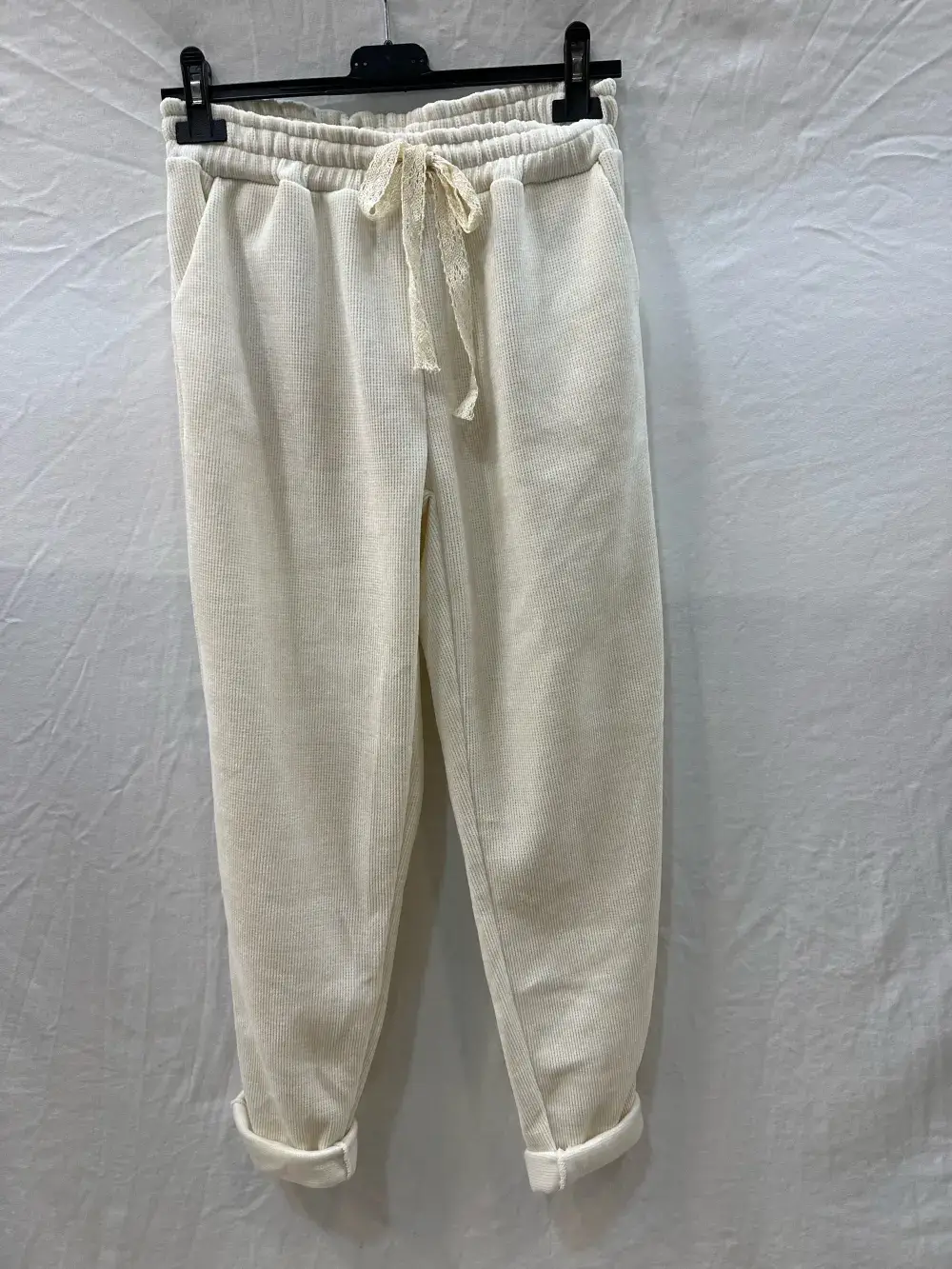 Mimi & Gogo – wholesale Mjukis- och joggingbyxor – Dam – Velour joggingbyxor med spets och resår i midjan, två fickor, one size för storlek 36–428