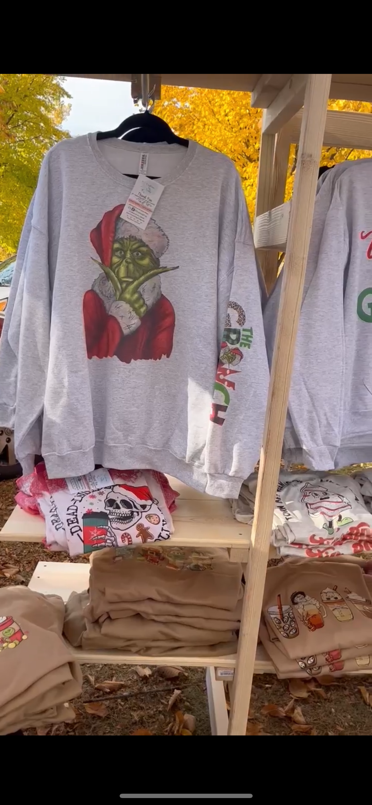 Creations by Trudy - Vente Sweat-shirt à imprimés – femme - Face de Grinch avec « The Grinch » sur les manches - Chandail à encolure ras-du-cou1