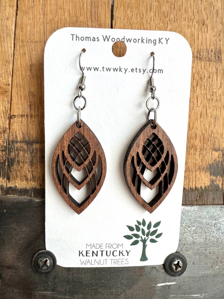 Orecchini pendenti bohemien realizzati con alberi di noce del Kentucky. per la vendita all'ingrosso da parte di TWWKY