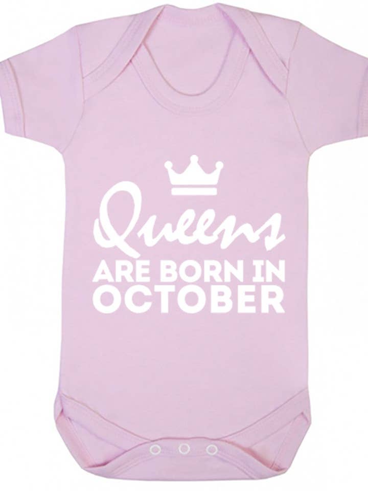 Gilet per bebè Queens Are Born In October K1681 per la vendita all'ingrosso da parte di Illustrated Identity