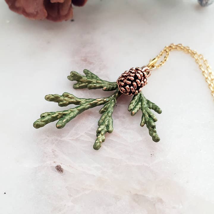 Colar Pendente de Ramo com Pátina em Bronze com Bolota por atacado de The Wild Poppy Jewelry Co.