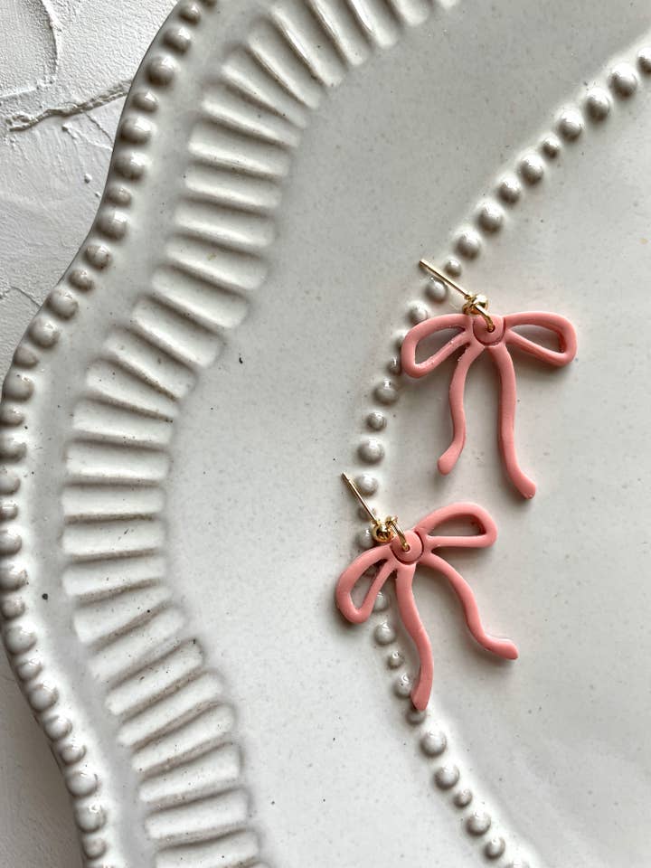 Boucles d'oreilles pendantes en argile faites à la main pour la vente par Alysa Nadeau Designs