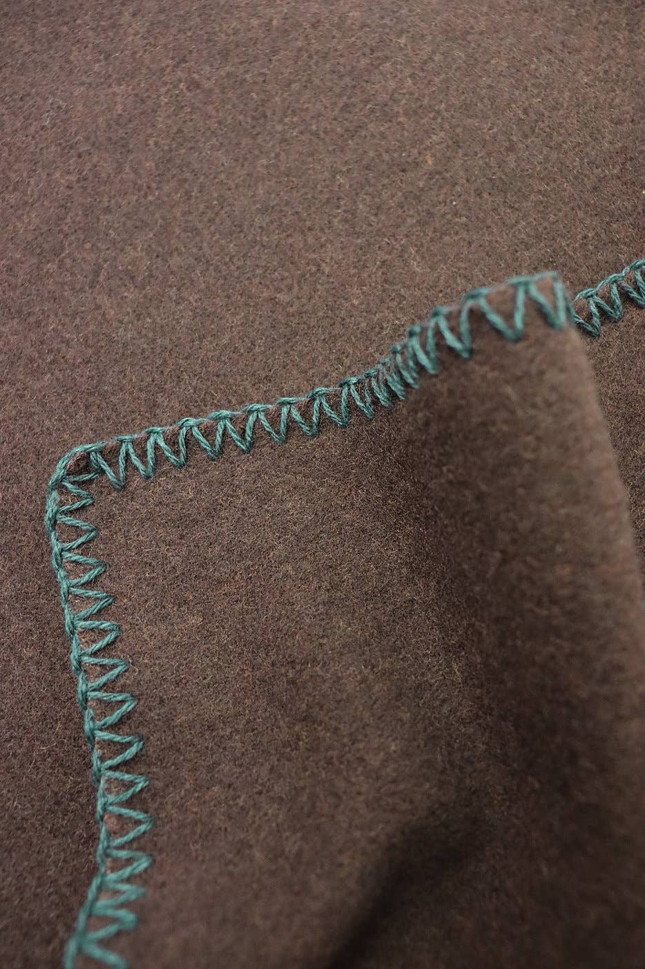 Giardino Segreto - Venta al por mayor Mantas de sofá - Manta de pura lana PUNTO CAVALLO | Marrón - Acebo3