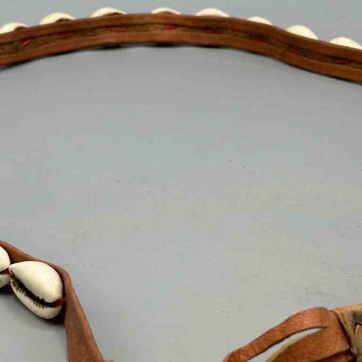 The Niger Bend – Großhandel Gürtel – Damen – Schmaler afrikanischer Krawattenverschluss aus echtem Kaurimuschelleder4