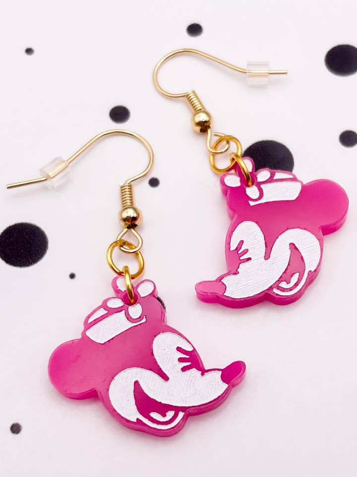 Boucles d'oreilles pendantes en acrylique rose moyen Minnie Mouse. pour la vente par Sapphire Frills Ltd