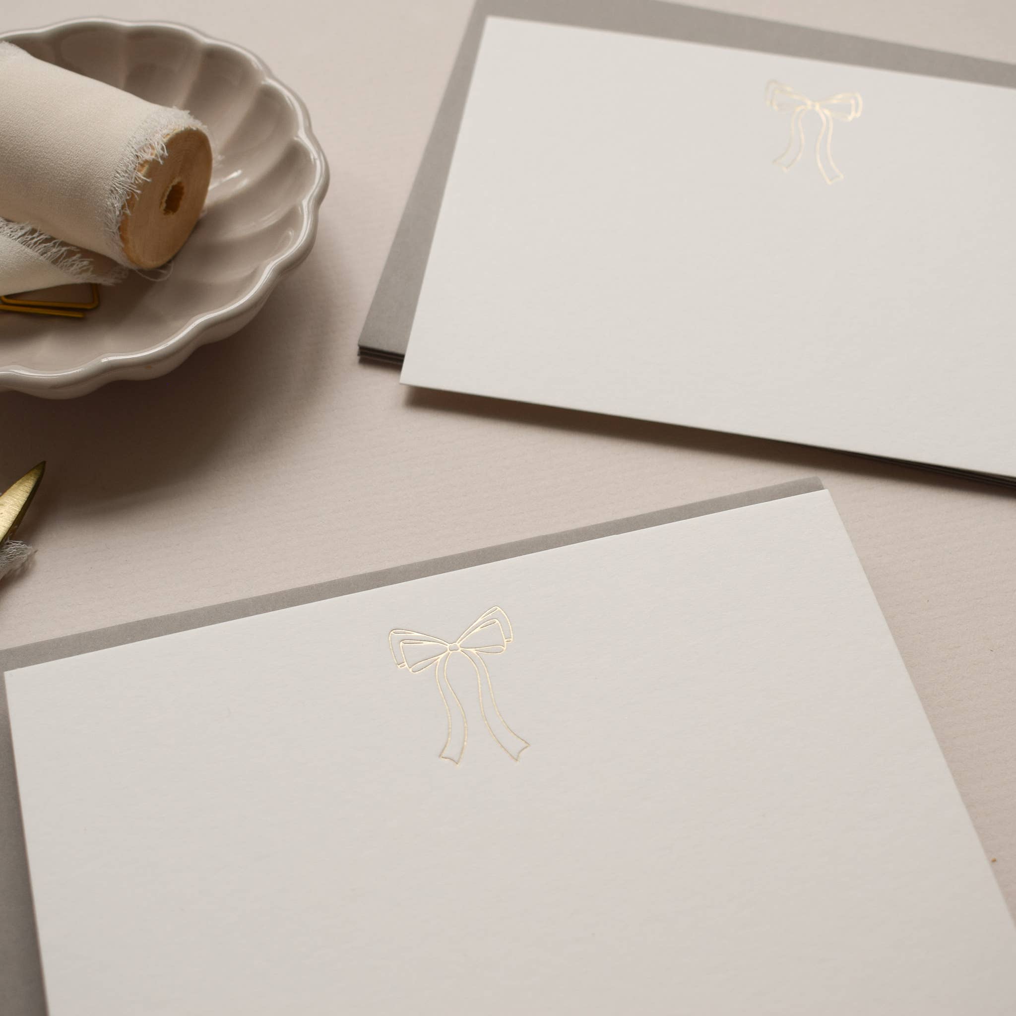 Jennifer Tune – wholesale Stationery/notecard set – Set of Five Notecards printed with a Gold Bow5
