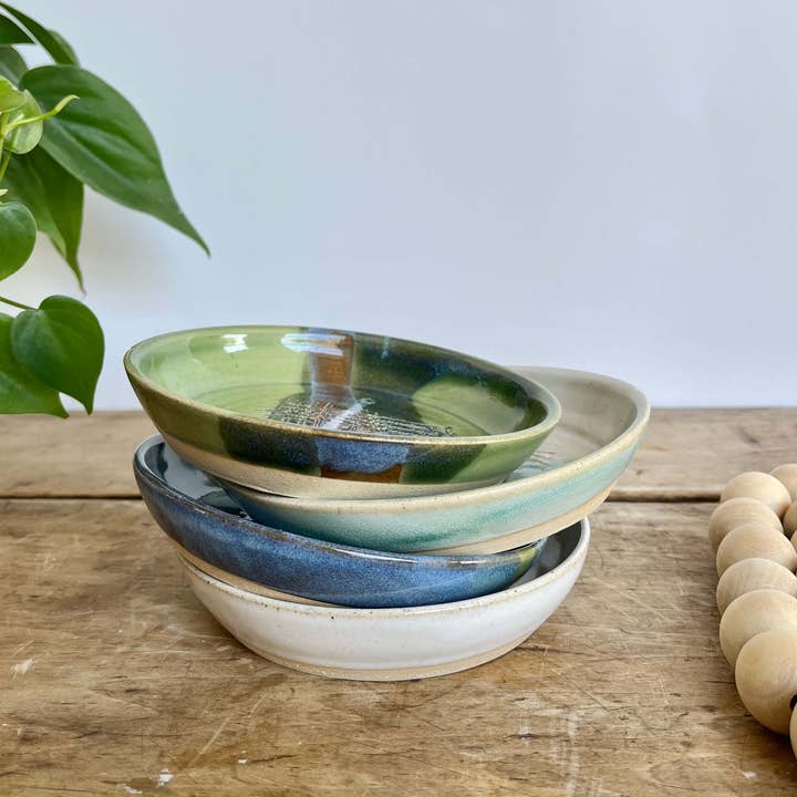 Coastal Clay Co. - Vente Vaisselle d'apéritif - Assiette à frotter à l'ail, râpe faite main, assiette d'apéritif d'été