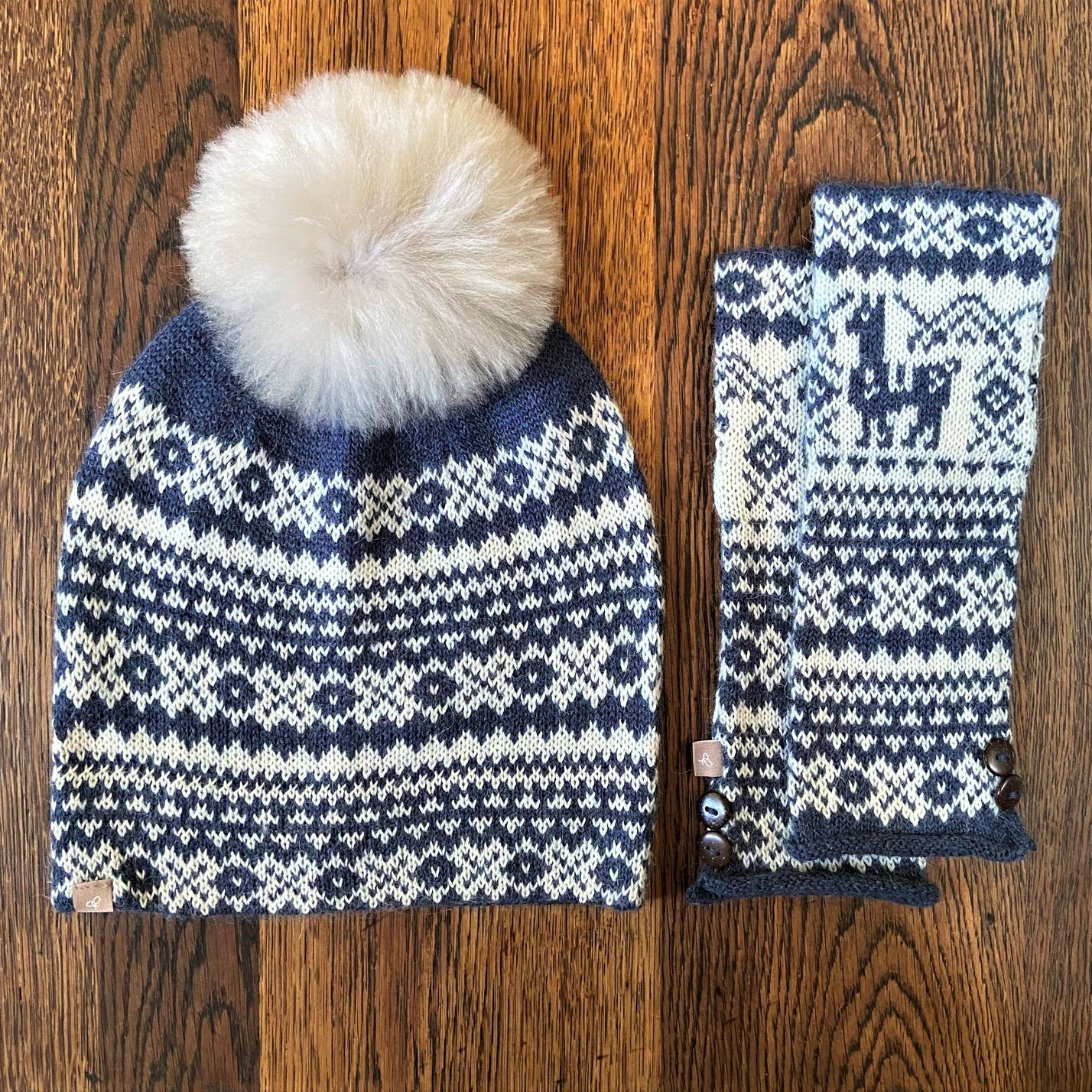 Samantha Holmes Alpaca Clothing and Gifts – Engroshandel Beanie - Dame – Alpaca Fair Isle-strikket hue med løs alpaka-pompon4