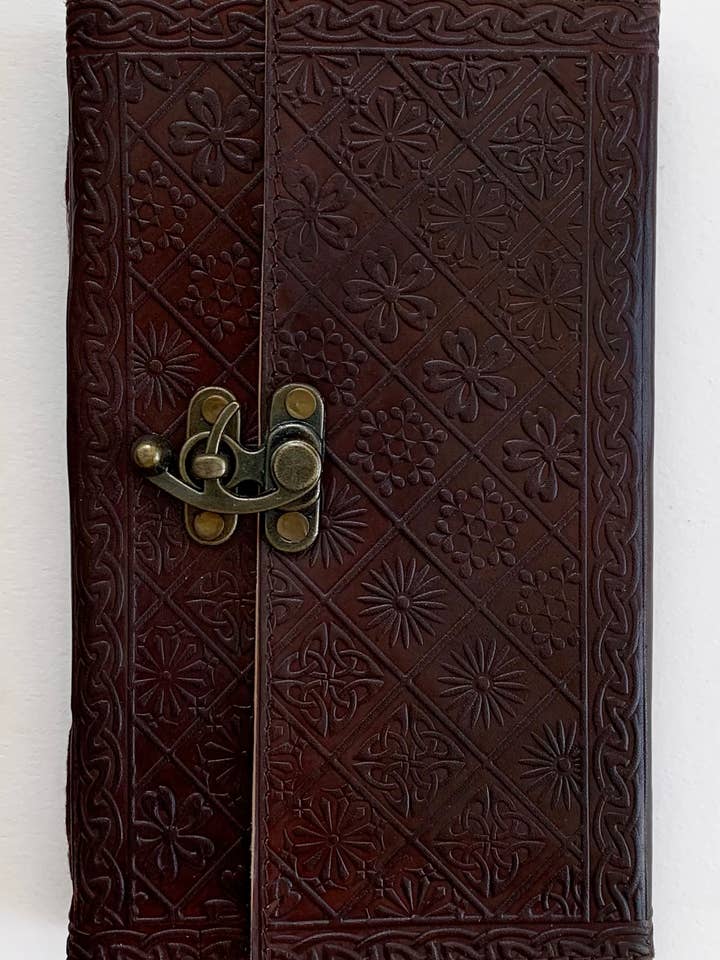 Diario in rilievo marrone, 14 x 22,9 cm. per la vendita all'ingrosso da parte di Earthbound Journals